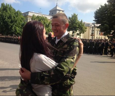 VIDEO EMOȚIONANT. Moment UNIC: Un militar român a făcut un GEST IMPRESIONANT în ziua jurământului față de țară