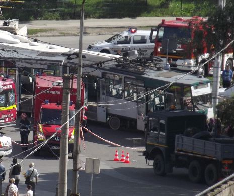 Accident grav în Cluj Napoca. Opt călători au fost răniți după ce un troleibuz a intrat într-un tramvai