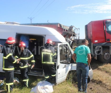 ACCIDENT rutier la Brăila. OPT persoane au fost rănite după ce un microbuz cu muncitori din București a fost izbit de un TIR