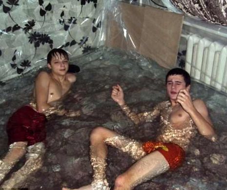 Adolescenții care și-au transformat casa într-o piscină