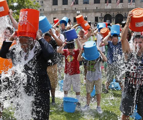 ALS Ice Bucket Challenge. Campania a reuşit să strângă peste 100 de milioane de dolari, în luna august