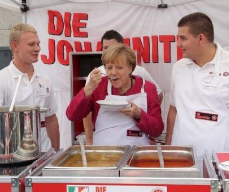Angela Merkel n-a rezistat ISPITEI: Cancelarul german şi-a întrerupt o vizită oficială pentru a gusta o supă de cartofi | FOTO