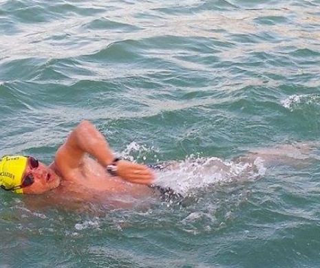 Avram Iancu a început traversarea înot a Canalului Mânecii. Românul a ajuns la jumătatea distanței