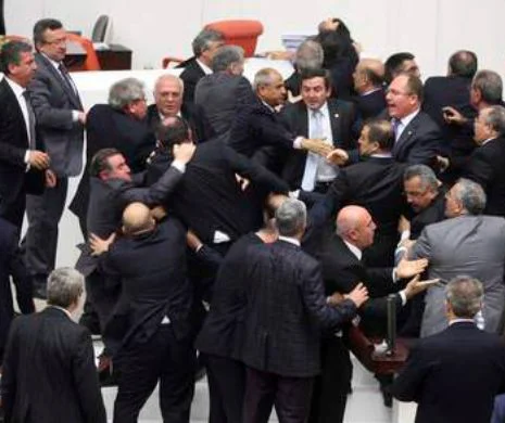 BĂTAIE în Parlamentul de la Ankara. Ședința s-a transformat într-un MECI DE BOX