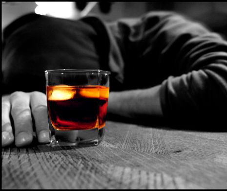 Cât alcool consumă un salariat român într-o viaţă