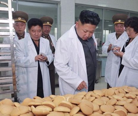 Dictatorul nord-coreean Kim Jong-un își face propagandă vizitând o fabrică de biscuiți | FOTO