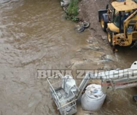Dorel  à la Cluj. Muncitorii care refac podul Horea și-au uitat excavatoarele în Someș
