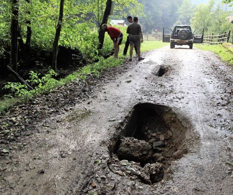 Drumul spre cetatea Piatra Roşie a fost rupt de ape sâmbătă, dar Consiliul Judeţean intervine abia joi