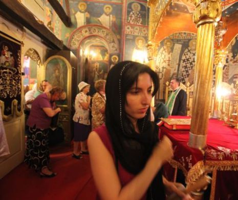 După 300 de ani, femeile au intrat din nou în altarul bisericii brâncovenești de la Km. 0 al României!