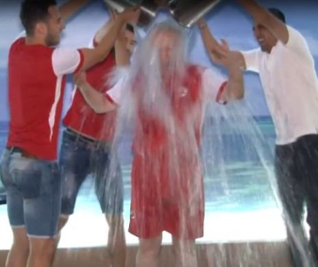 FENOMENUL Ice Bucket Challenge. În România, sportivii și jurnaliștii acceptă provocarea de a-și turna o găleată de apă cu gheață în cap, politicienii se fac că plouă | GALERIE FOTO și VIDEO