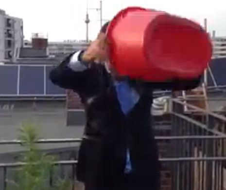 GAFA care l-ar putea costa LIBERTATEA. Un german a răspuns procovării ”Ice Bucket” fără să știe ce a intrat în cadru VIDEO