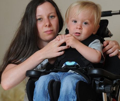 INUMAN. O mamă şi fiul ei bolnav de paralizie cerebrală au fost supuşi la un tratament barbar de către mai mulţi pensionari