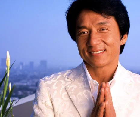 Jackie Chan în ie tradițională, la deschiderea Zilelor Filmului Chinezesc din România