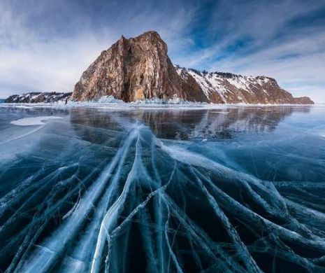 MAGIA Lacului Baikal: Șamanii,  „şarpele cel fioros“ și legendele pline mister, în decorul IREAL al ghețurilor  turquoise | GALERIE FOTO