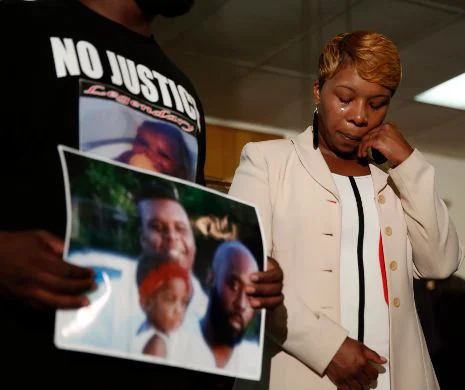 Mii de oameni, la funeraliile adolescentului de culoare împuşcat mortal de un polițist în Missouri | GALERIE FOTO