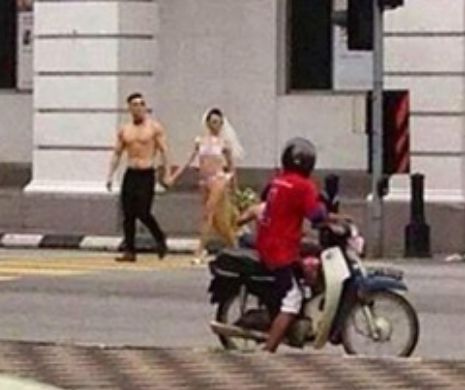Poliţia ISLAMISTĂ din Malaezia caută disperată un cuplu care s-a afişat FĂRĂ HAINE pe stradă