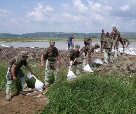 Râul Caraș a crescut cu un metru în şase ore: 400 de oameni au fost evacuați