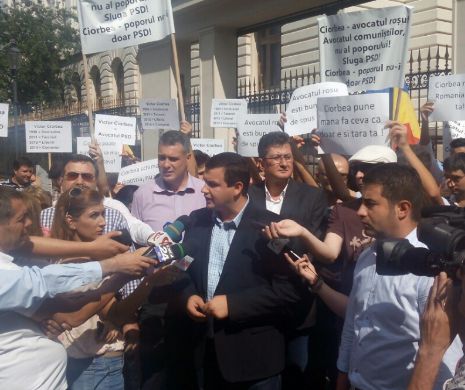 Simpatizanţi ai PMP au protestat în faţa insituţiei Avocatului Poporului, împotriva ordonanţei care încurajează traseismul politic