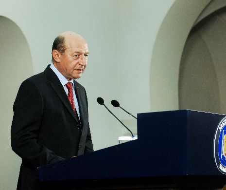 Traian Băsescu: E iresponsabil să pompezi bani către primari pentru voturi şi să nu te uiţi la armată