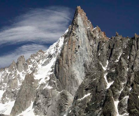 Un ALPINIST român care escalada masivul Mont Blanc a MURIT după ce a căzut în gol peste 200 de metri
