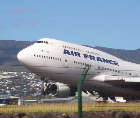 Un avion cu ruta Paris - Bucureşti a fost ÎNTORS din drum, după o oră de zbor. Forţele de ordine au descins în aeronavă la aterizare