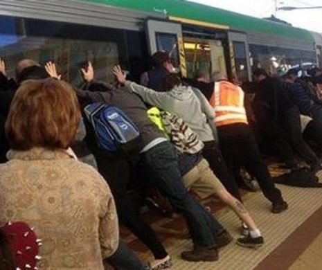 Zeci de pasageri au ÎMPINS un vagon de metrou pentru a salva un bărbat
