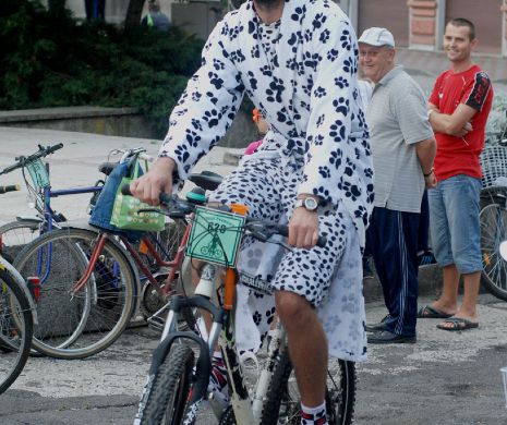 Au uitat de INHIBIȚII. Sute de bănățeni au pedalat îmbrăcați în pijamale I FOTO