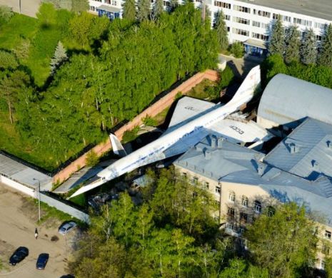 Avion GIGANTIC ascuns printre clădirele unui cartier din Rusia | GALERIE FOTO