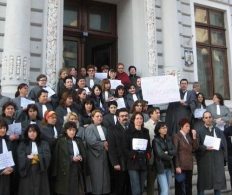 Avocaţii din Dolj protestează împotriva ABUZURILOR unor judecători