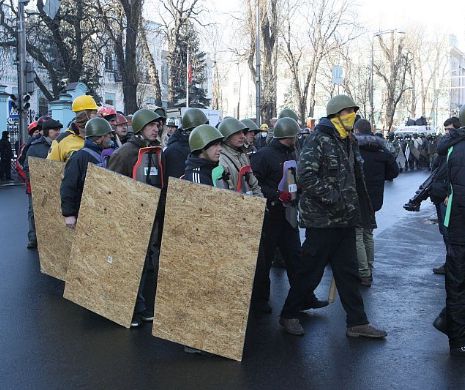 Ciocniri între manifestanţi şi poliţie în faţa Parlamentului de la Kiev