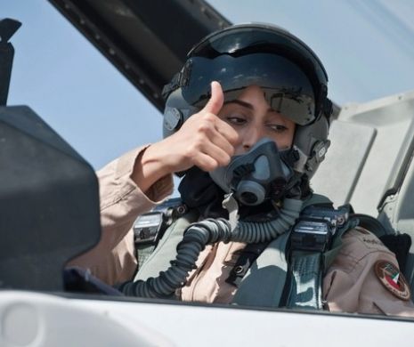 Cum arată PRIMA femeie pilot din Emiratele Arabe Unite. A participat la raidurile împotriva ISIS | FOTO