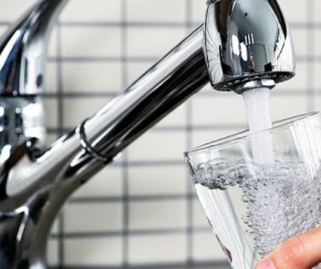 De ce recomandă medicii să beți apă de la robinet și nu îmbuteliată