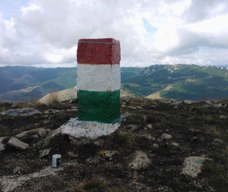 Extremişti maghiari, în vacanţă în România. Au vopsit bornele kilometrice în culorile steagului Ungariei: "Roşul, albul şi verdele drapelului maghiar au revenit acolo unde le este locul"