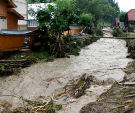 Familii evaculate din propriile case în comuna Eşelniţa, judeţul Mehedinţi din cauza inundaţiilor