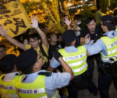 Guvernul din Hong Kong, EVACUAT în forță de Poliție. Zeci de protestari ARESTAȚI