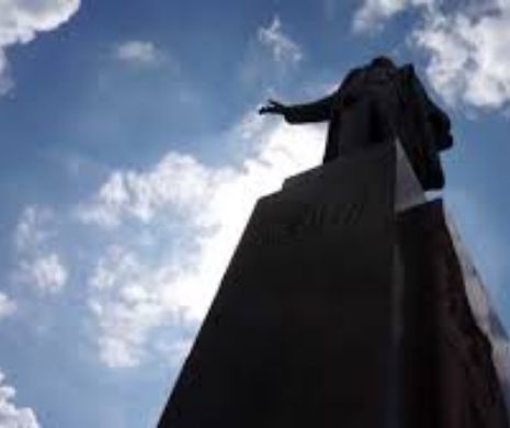 „Huliganism”? Au demolat monumentul lui Lenin. Mulţimea a dat năvală. Poliţia nu a intervenit. Vezi MOMENTUL DE EXCEPŢIE | VIDEO inedit