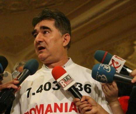 Ioan Ghişe, protest în tricou  împotriva DICTATURII PONTA în faţa Guvernului
