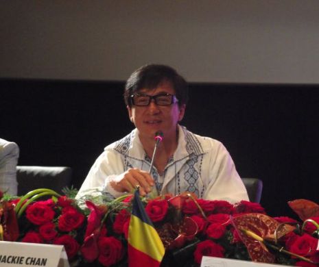 Jackie Chan: „Am zburat 21 de ore ca să stau 6 la București”