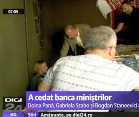 Miniştrii Pană, Szabo şi Stanoevici au căzut cu banca pe care stăteau, la Festivalul Usturoiului