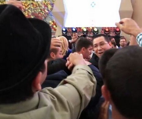 Mondenii fac senzatie pe net cu un episod filmat in timpul lansarii candidaturii lui Victor Ponta! Vezi ce au putut sa faca