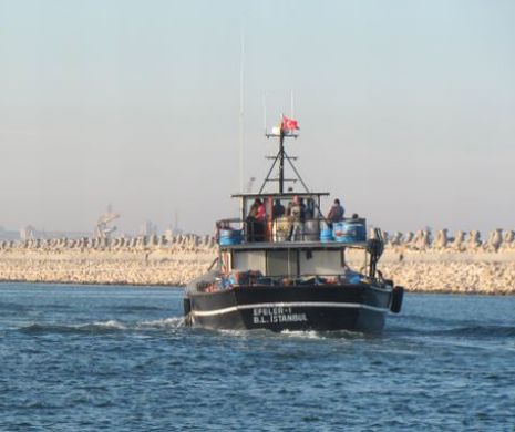 O navă cu aproape 100 de imigraţi la bord, adusă la mal Garda de Coastă