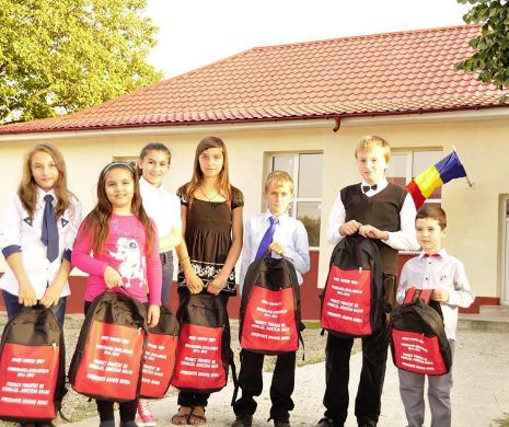 Președintele CJ Bacău, social-democratul Dragoș Benea, a dat ghiozdane inscripționate cu numele său în prima zi de școală