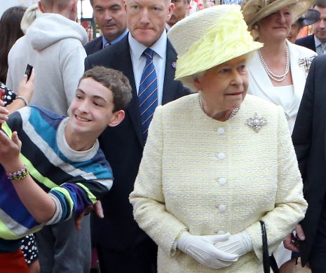 Regina britanică nu vrea poze cu mobilul: „Îmi lipsește contactul vizual”