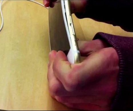 ŞOCANT. Cum reuşesc doi puşti să îndoaie cu mâinile goale un iPhone 6 Plus, chiar la reprezentanţa Apple | GALERIE FOTO şi VIDEO