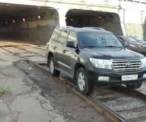 Șoferii din RUSIA au luat-o razna. Cum evită traficul prin tunelul de cale ferată | VIDEO