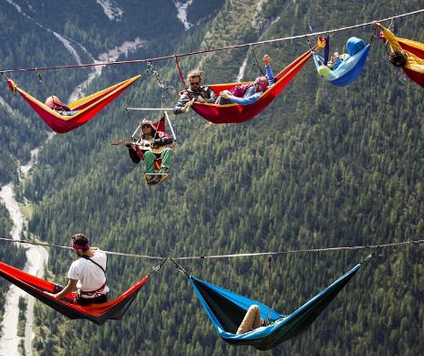 Ţi-ar plăcea să DORMI aşa? Amatorii de highline se RELAXEAZĂ la sute de metri altitudine, suspendaţi pe crestele Alpilor | GALERIE FOTO