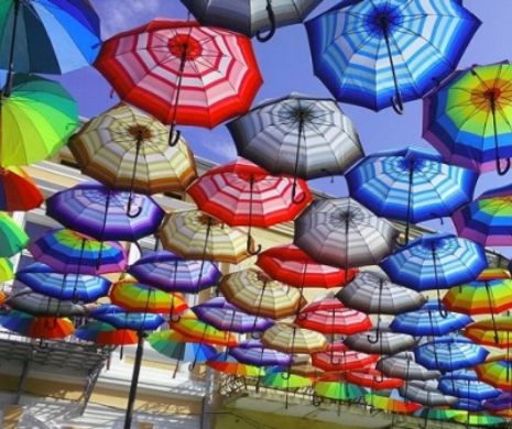 Umbreluțele colorate, motiv de dispută la Botoșani. Preoții cer să fie schimbate