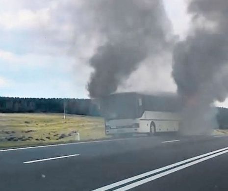 Un autocar a luat foc în mers