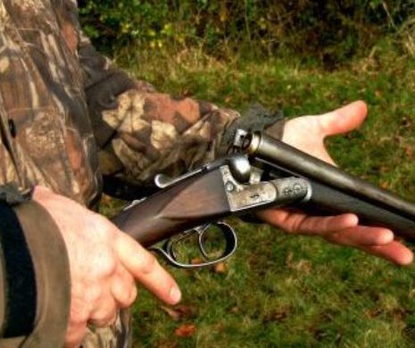 Un bărbat din Bihor care participa la o vânătoare ilegală a fost găsit împușcat în piept