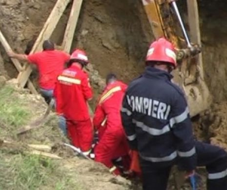 Un muncitor care lucra la reabilitarea canalizării din Târgu Ocna a murit după ce a fost acoperit de un val de pământ